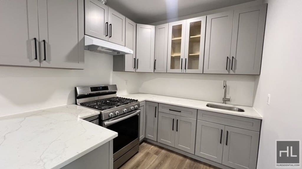 251 E 55th St