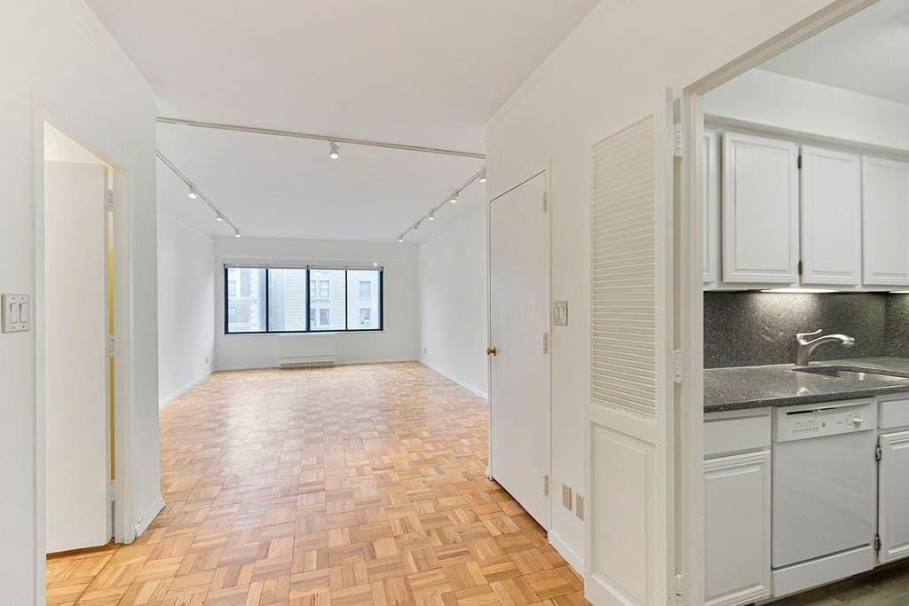 900 Park Ave Apt 15B