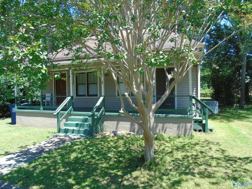 517 Oshaughnessy Ave NE