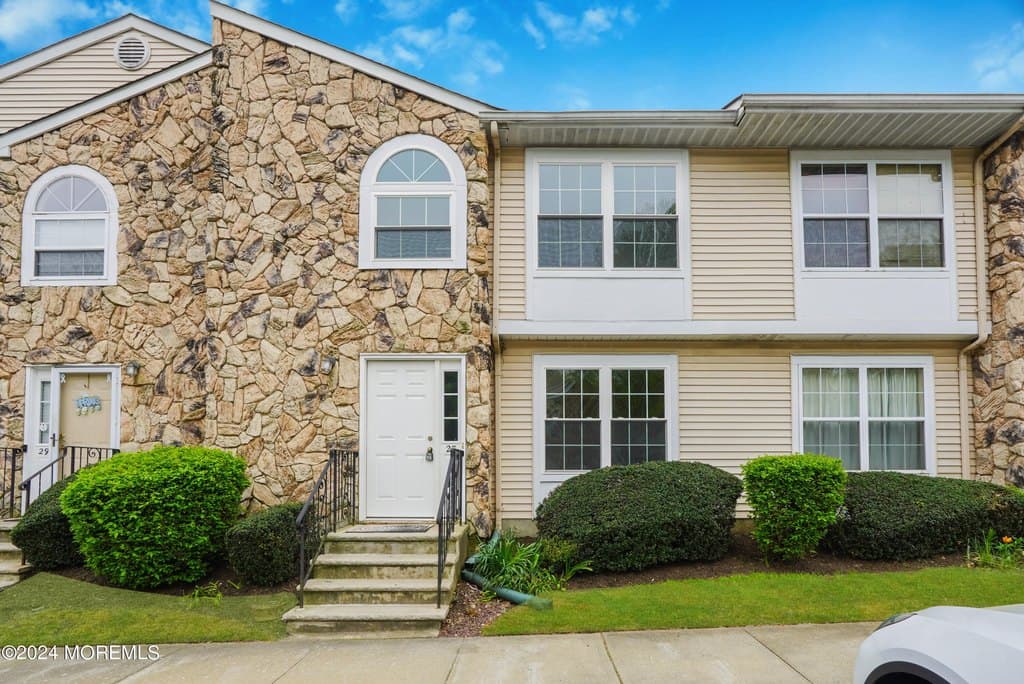 27 Karen Dr