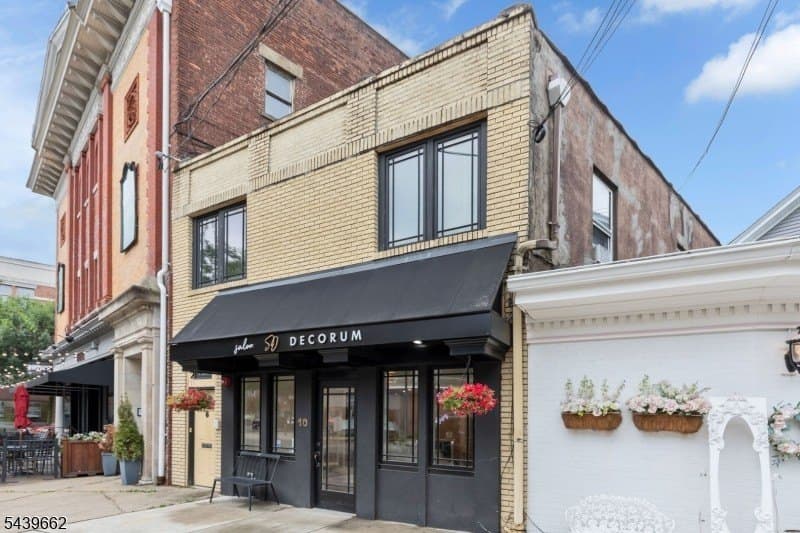 8 Kent Place Blvd