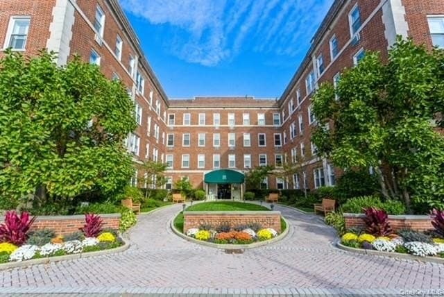 111 7th St Apt 415