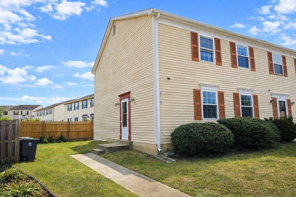 8719 East Grv