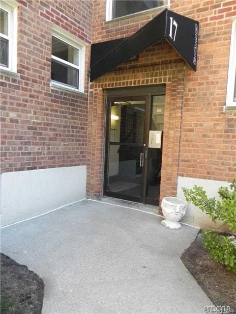 17 Schenck Ave Apt 3B