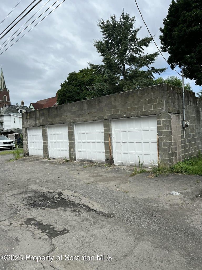 430R Orchard St Unit Garage