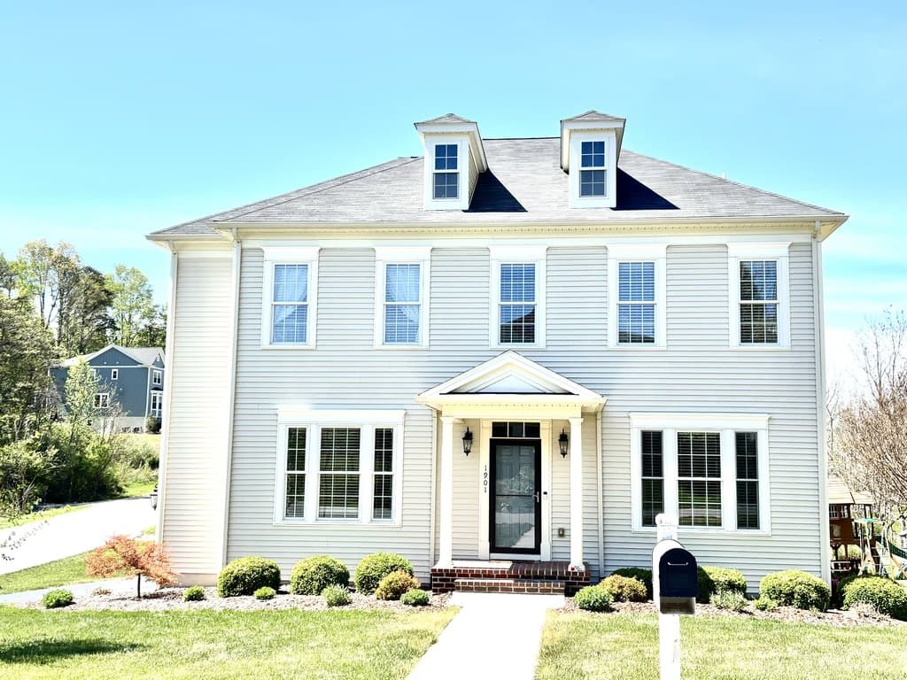 1901 Forest Ln