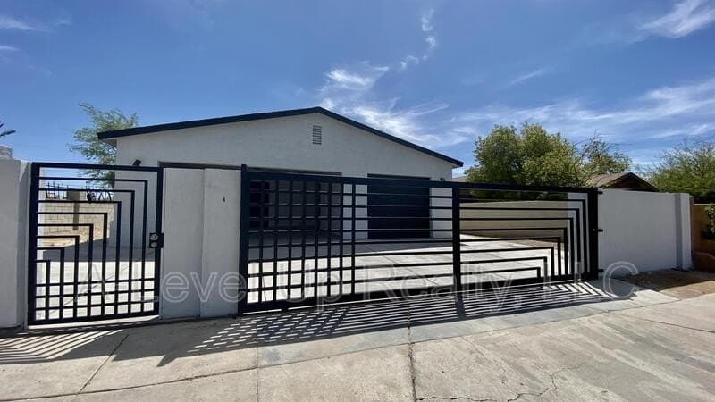 231 W 28th St