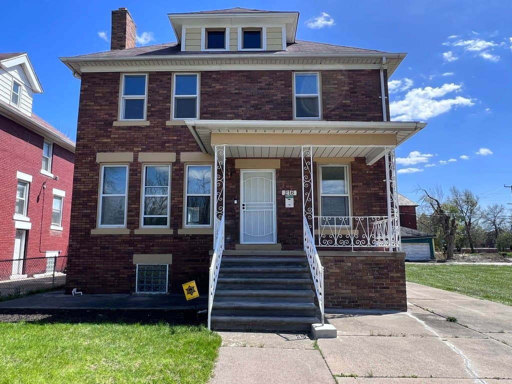 216 Holbrook St
