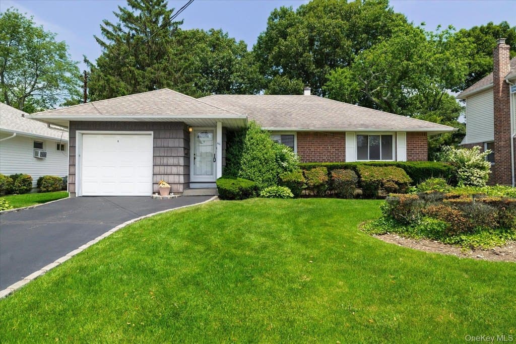 531 Surrey Pl