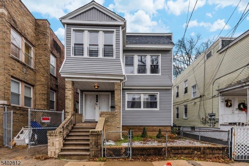 268 Leslie St
