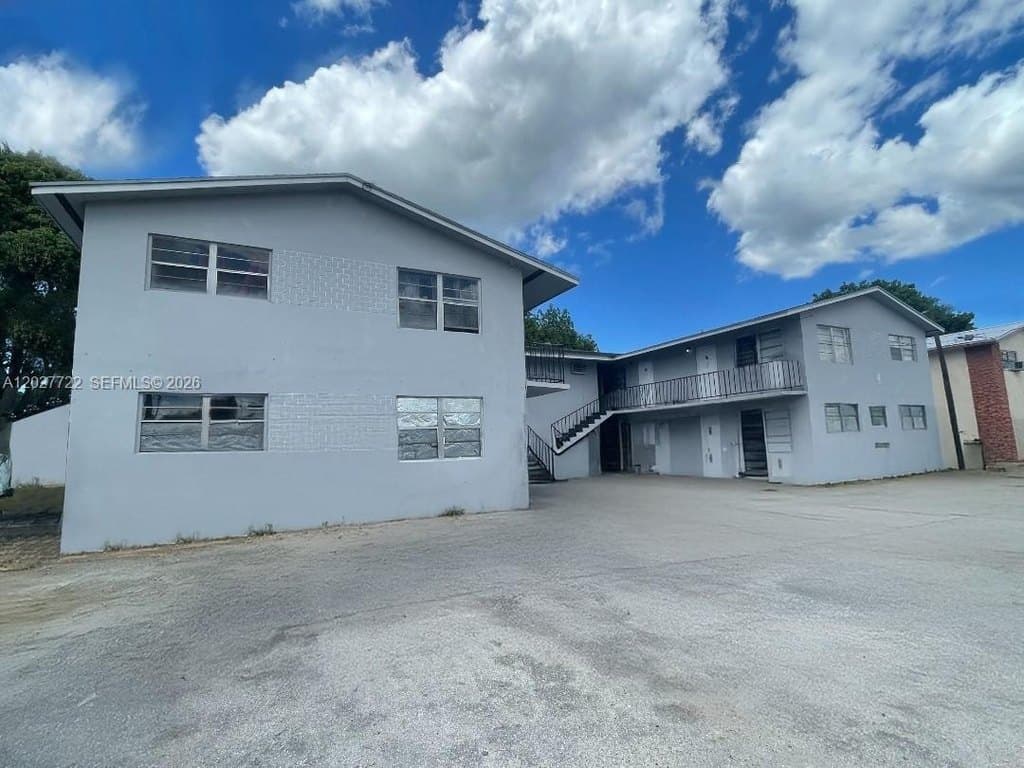 332 SW 3rd St Apt 2