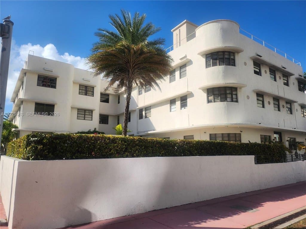 2700 Collins Ave Apt 208