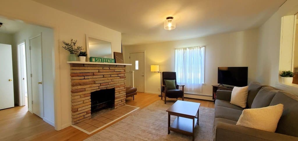 210 W 16th St