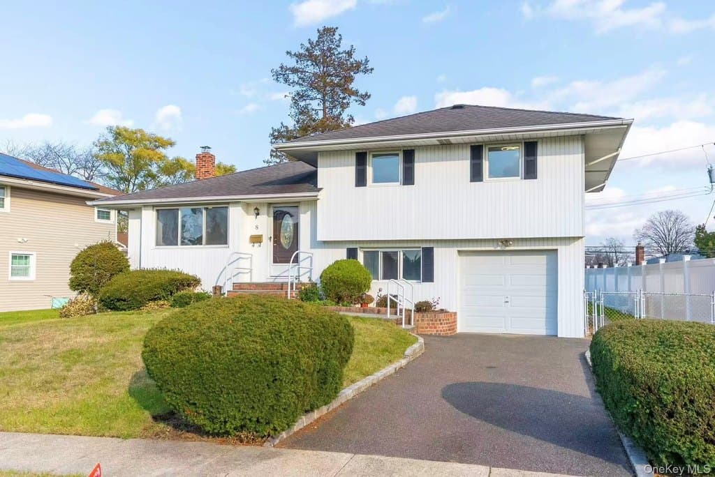 8 Spector Ln