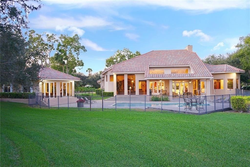 3190 Willow Ln