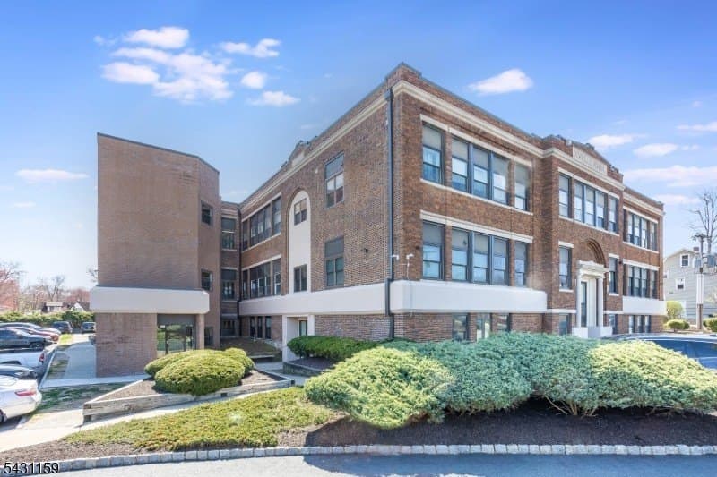 124 E Main St Apt 209