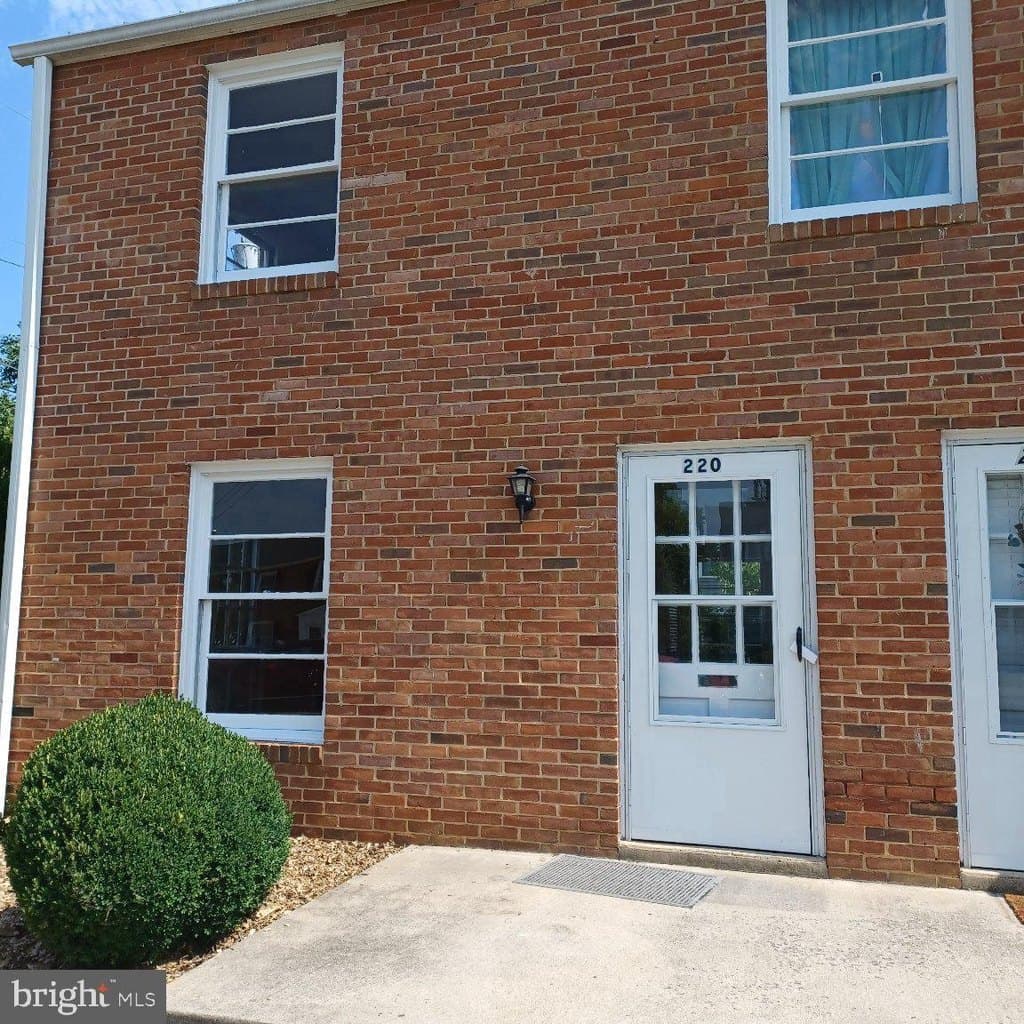 220 E Whitlock Ave