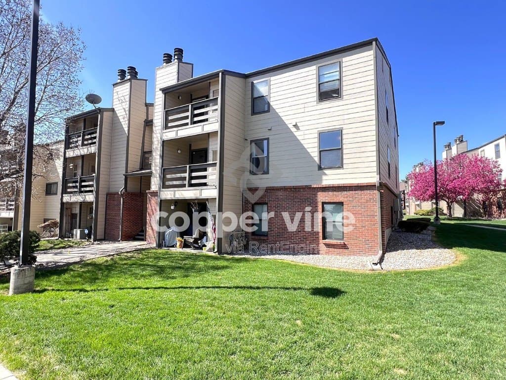 499 Wright St Apt 202