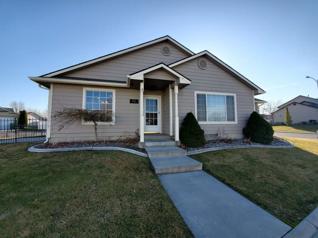 2421 S Arthur Ct
