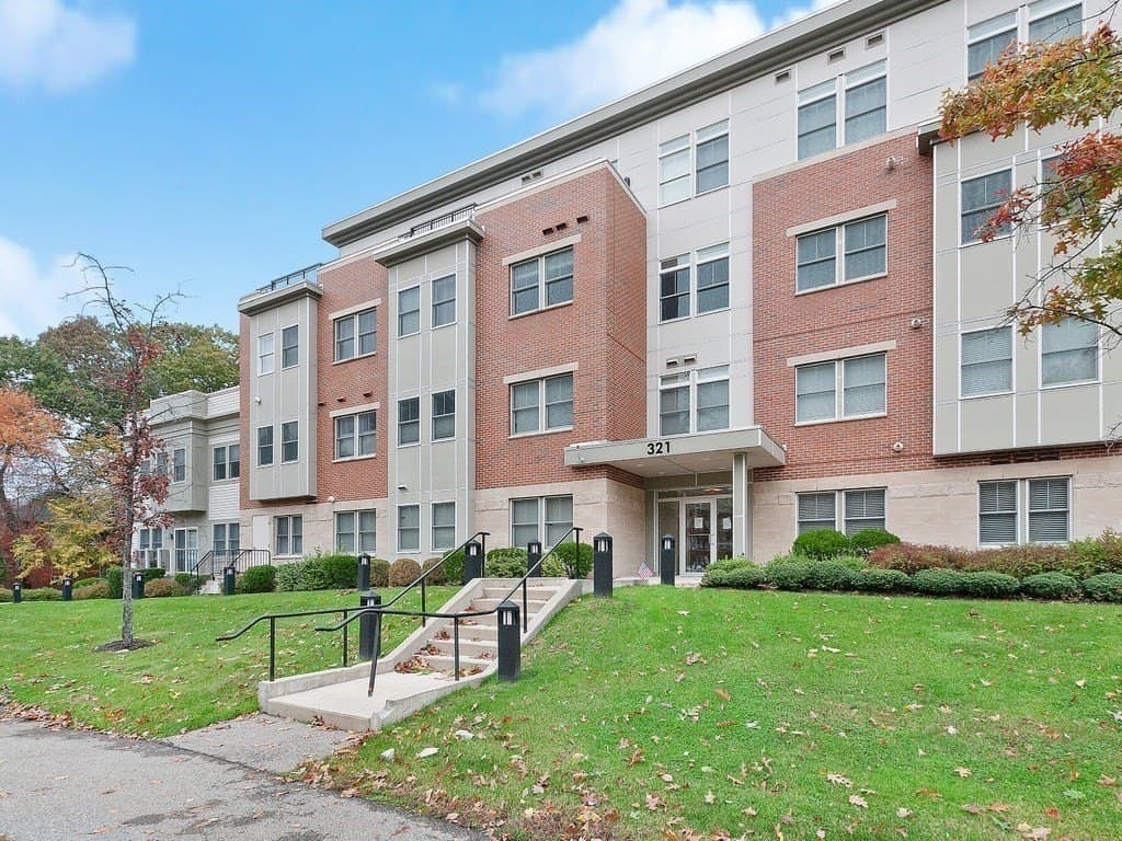 321 Hammond Pond Pkwy Unit 106