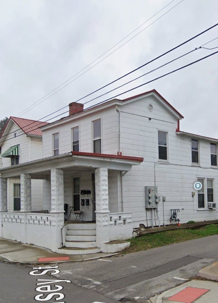 215 Bridge St Apt 2