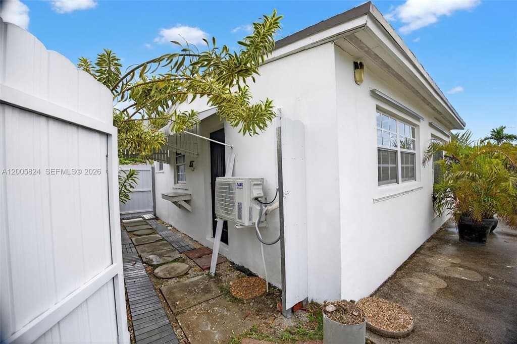 7941 SW 37th Ter Unit Studio