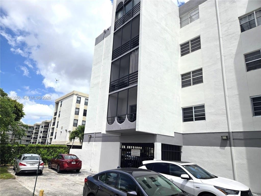 4670 W 13th Ln Apt 507