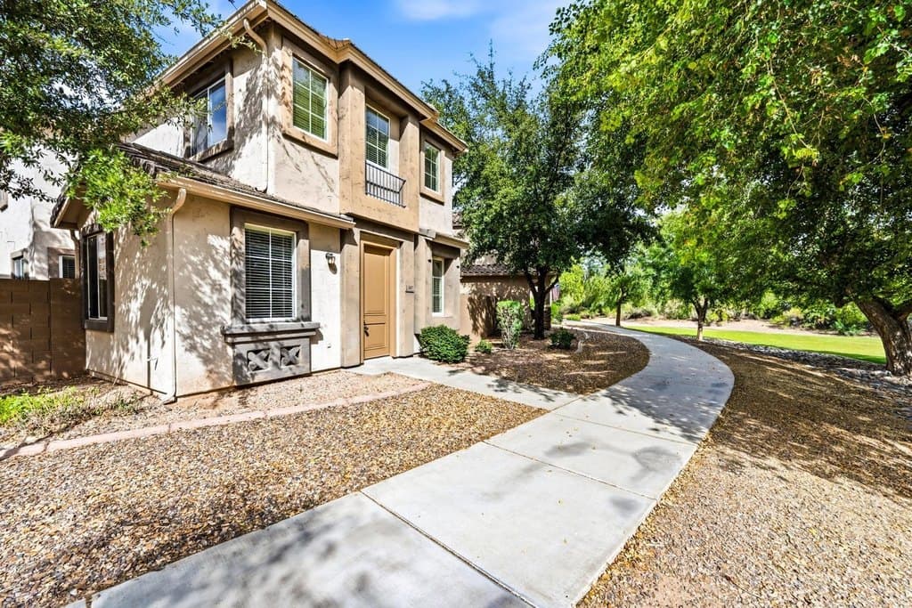 1637 S Wildrose