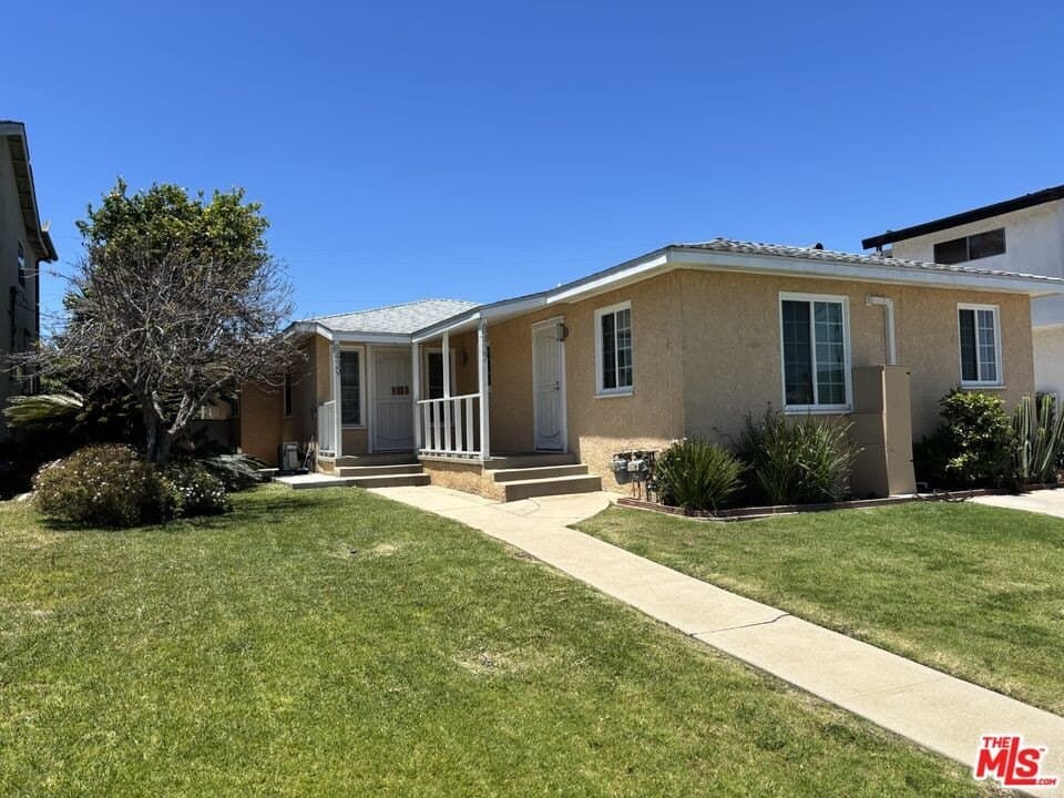 8437 Lilienthal Ave