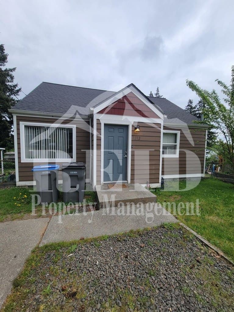 1212 Evans Ave W