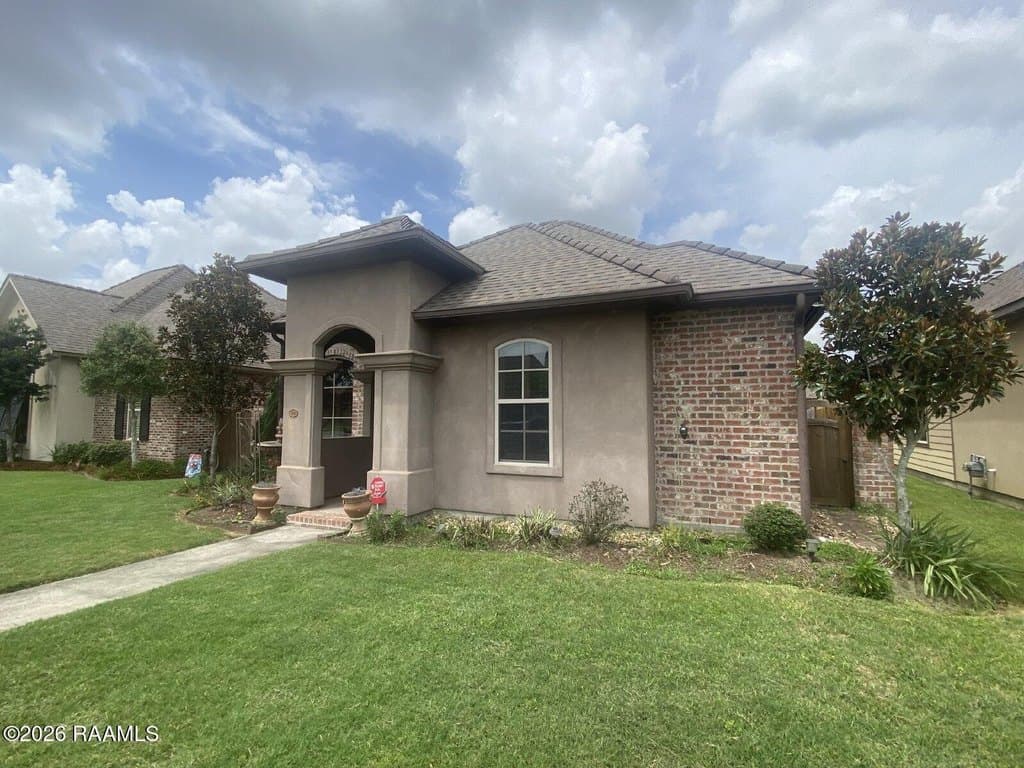 330 Dunvegan Ct