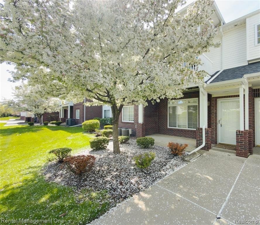 5637 Twin Oaks Dr