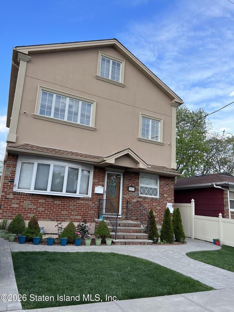 207 Dongan Hills Ave