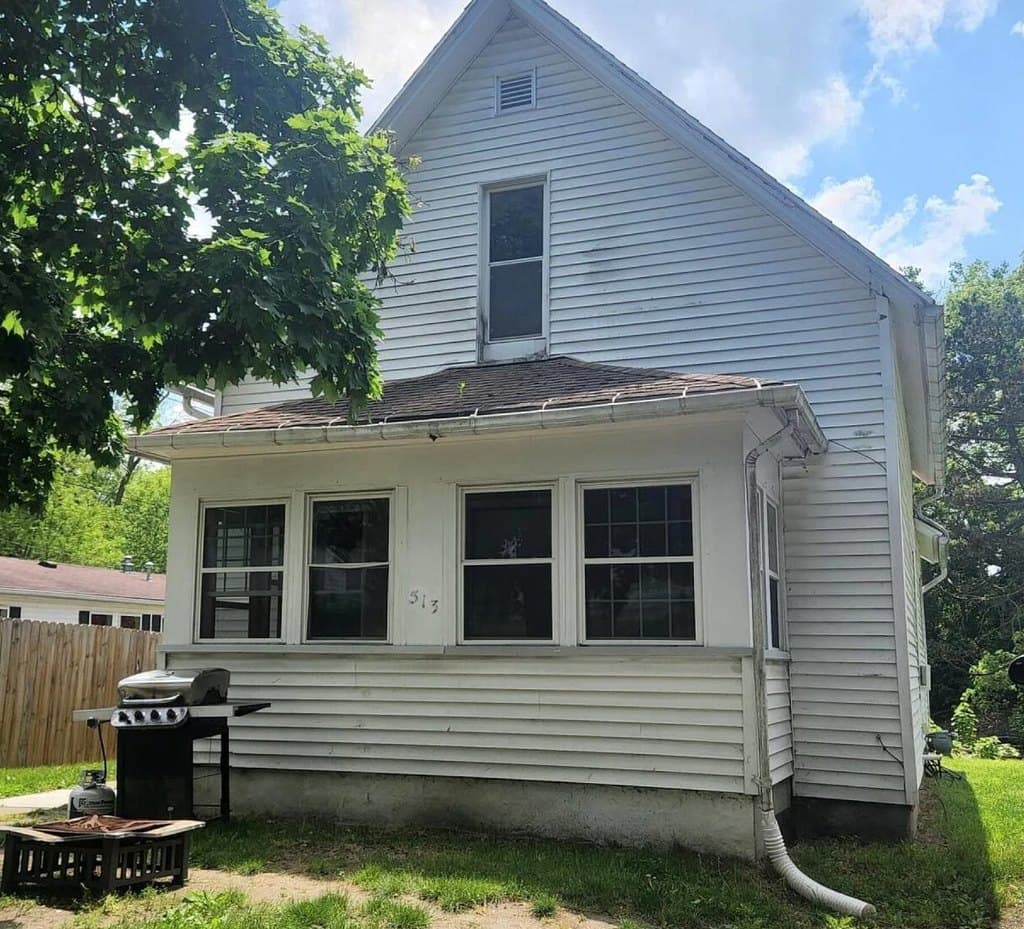 513 W Trail St