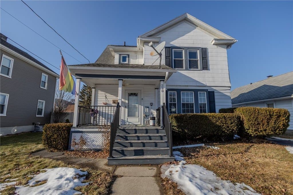 220 Kingsbury Ave