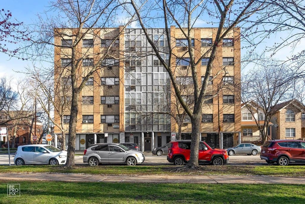5870 W Lake