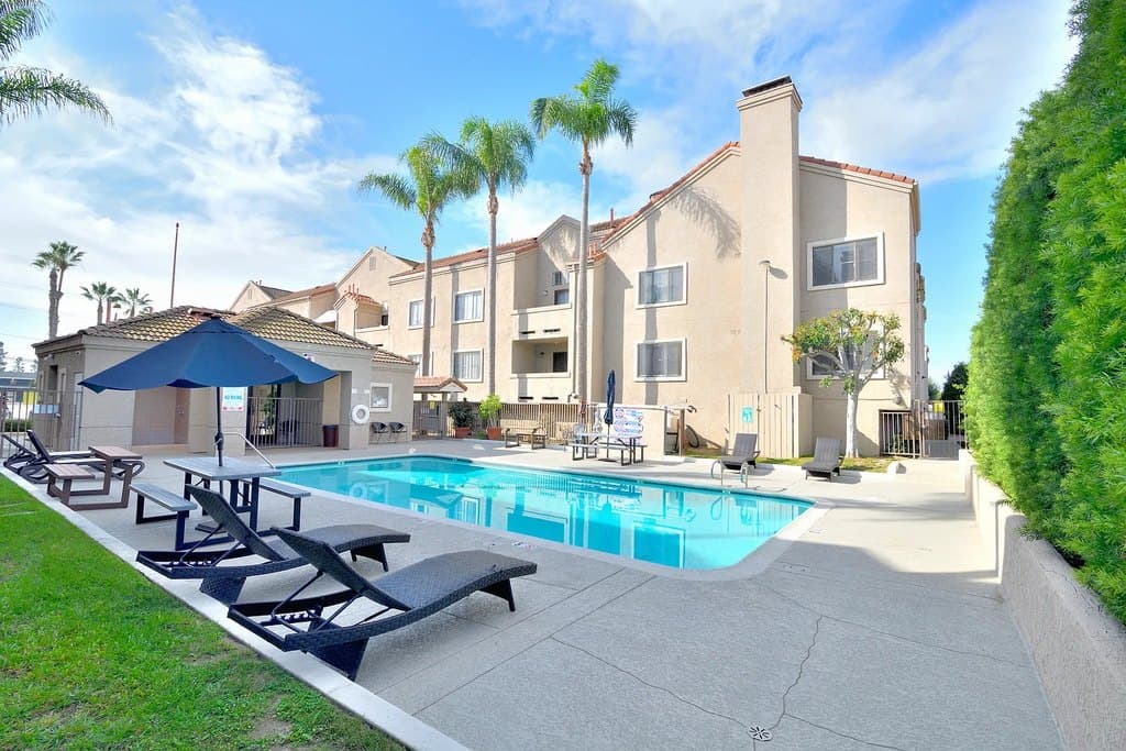 Sunset Plaza Apartments