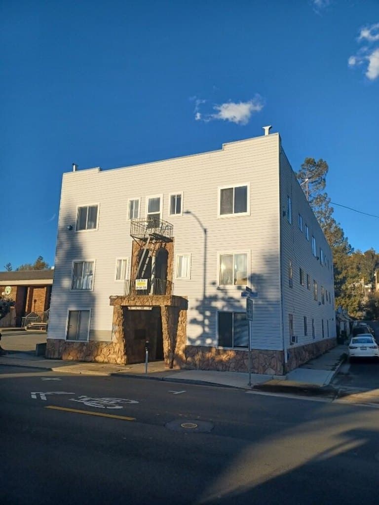 1131 Pine St.