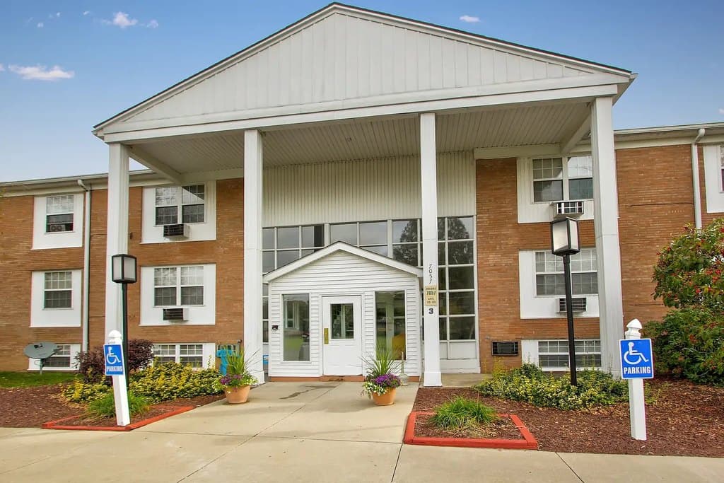 Boulevard Club Apartments