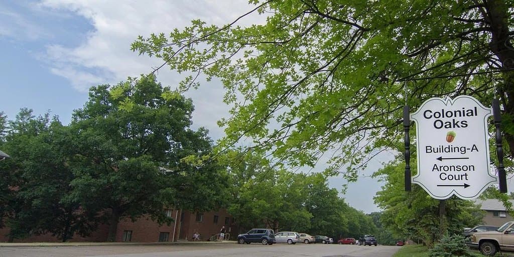Colonial Oaks Apartments