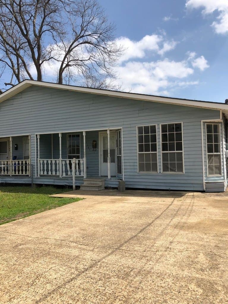 Move In Specual Large Duplex in a quiet cul-d-sac close to VA hospital