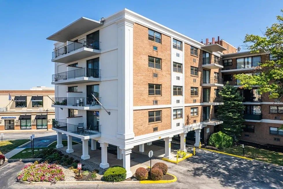 Courtside Square Apartments and Suites