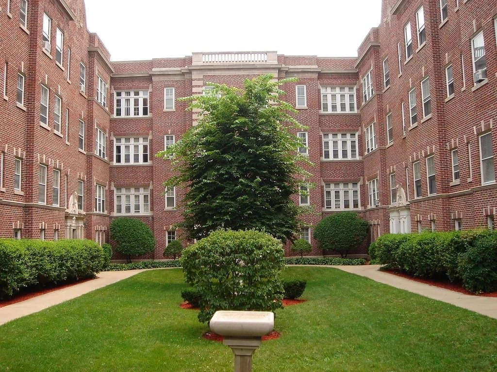 996 Main St Apartments