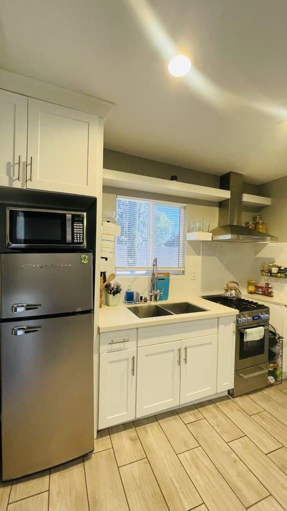 292 E 42nd St