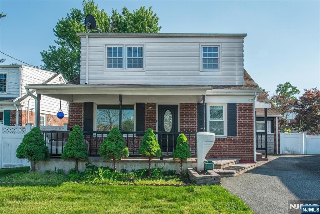 42 Spring Valley Ave