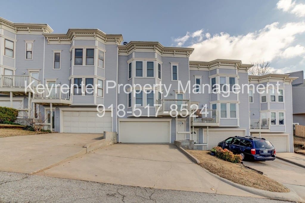 1303 S Lawton Ave Apt E