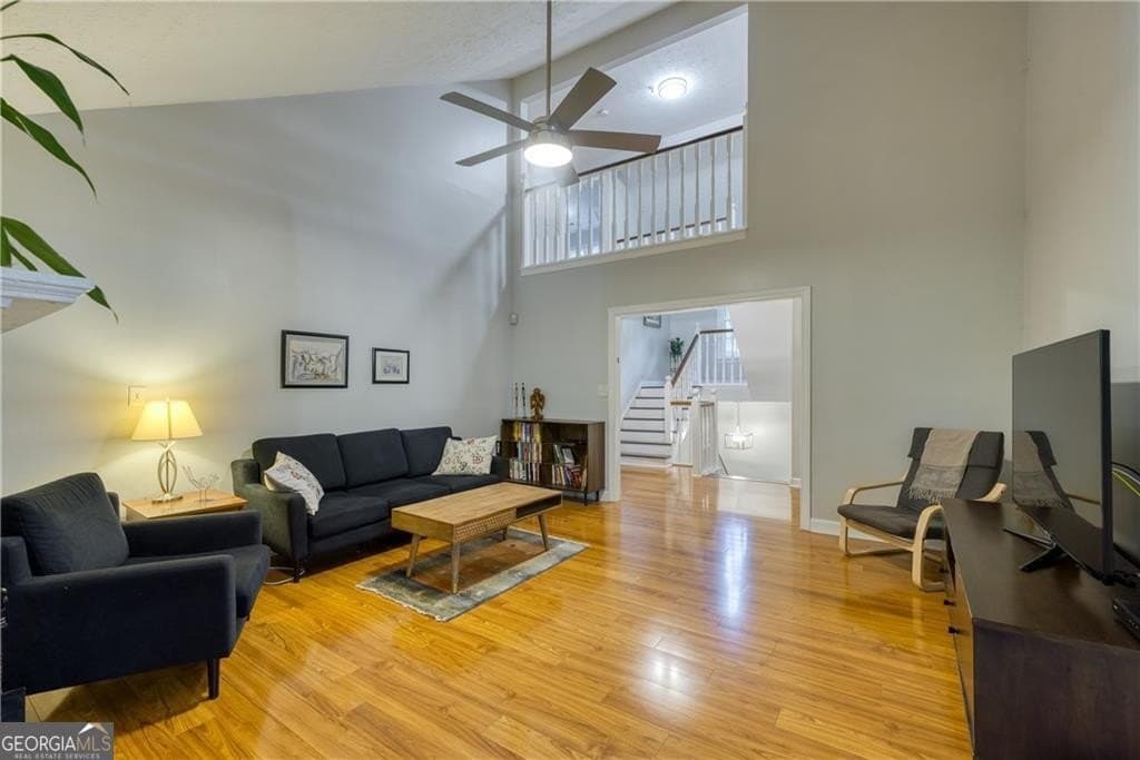 1445 Oakridge Cir