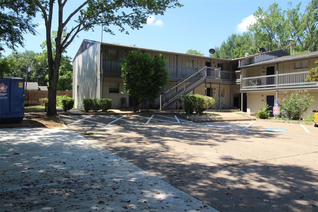 207 W College St Apt 102