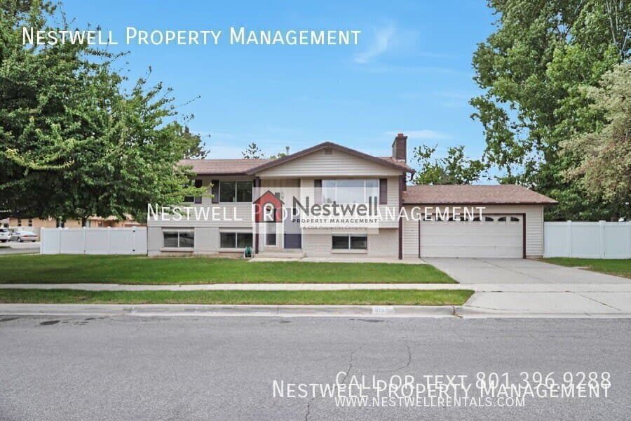 815 E Dusty Rock Pl