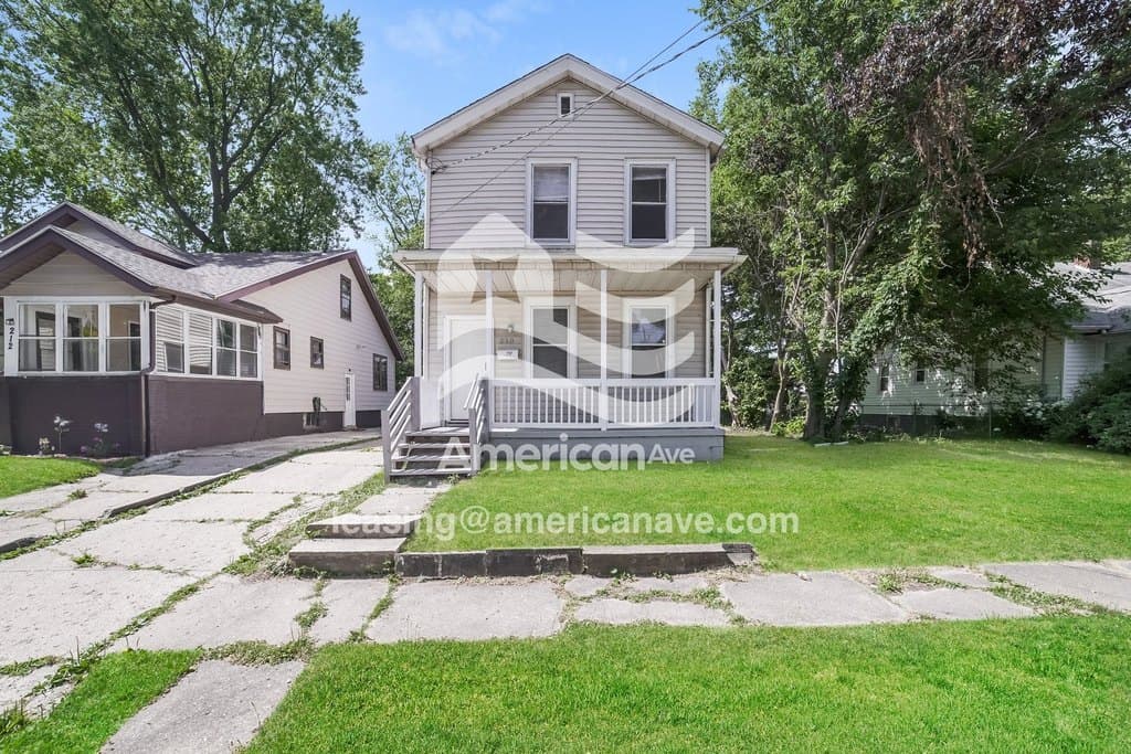 210 E Maywood Ave